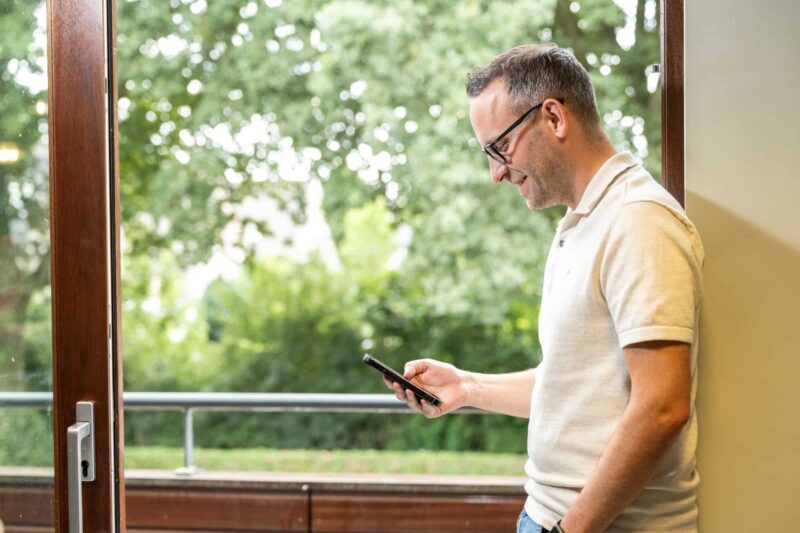 Gert Meeuws aan de telefoon