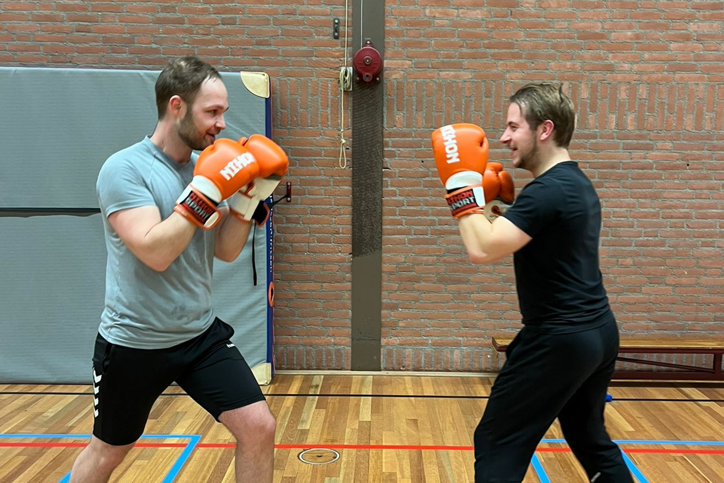 Joel en Eddie boksen