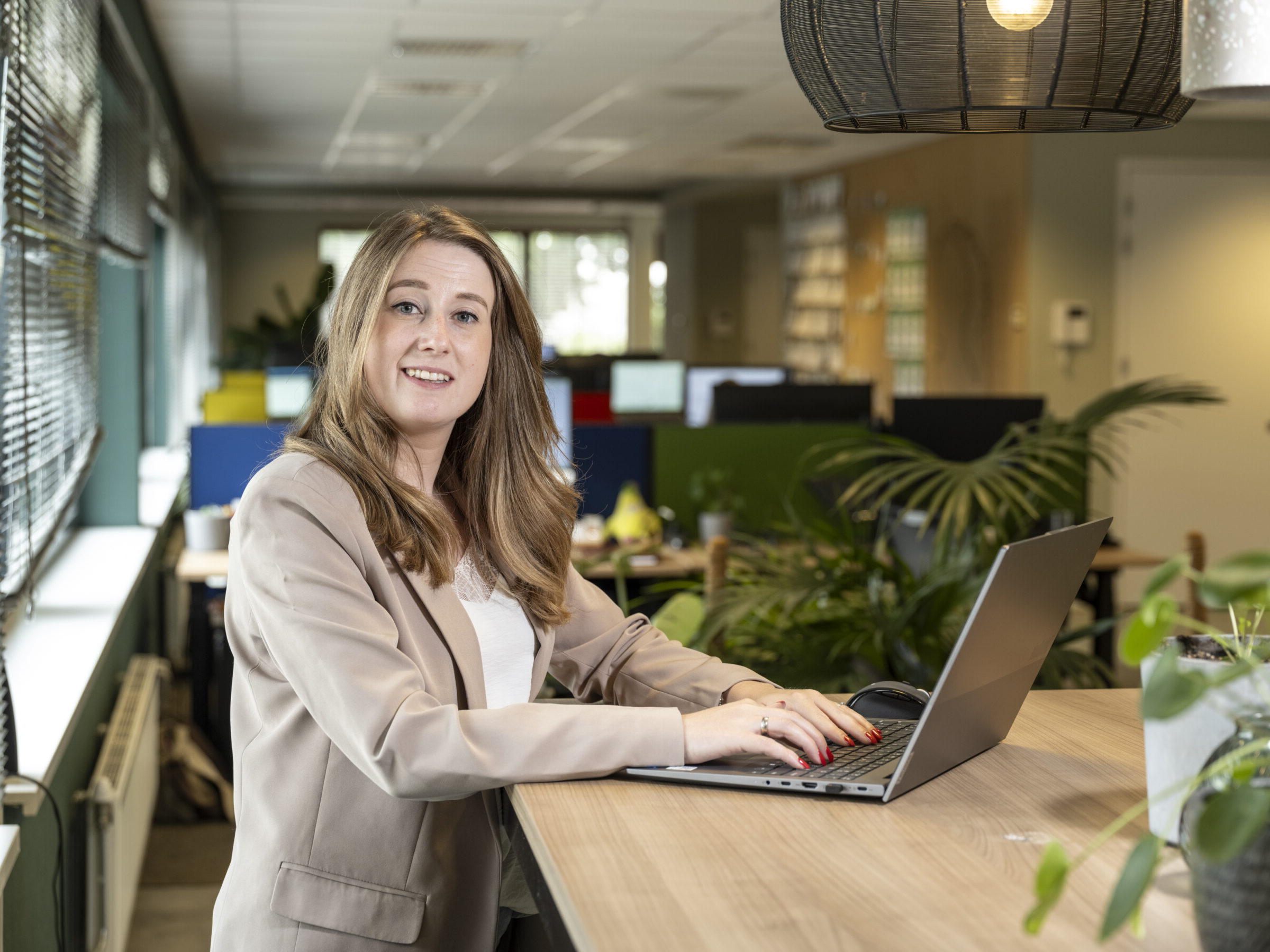 Anouk Voncken achter haar laptop