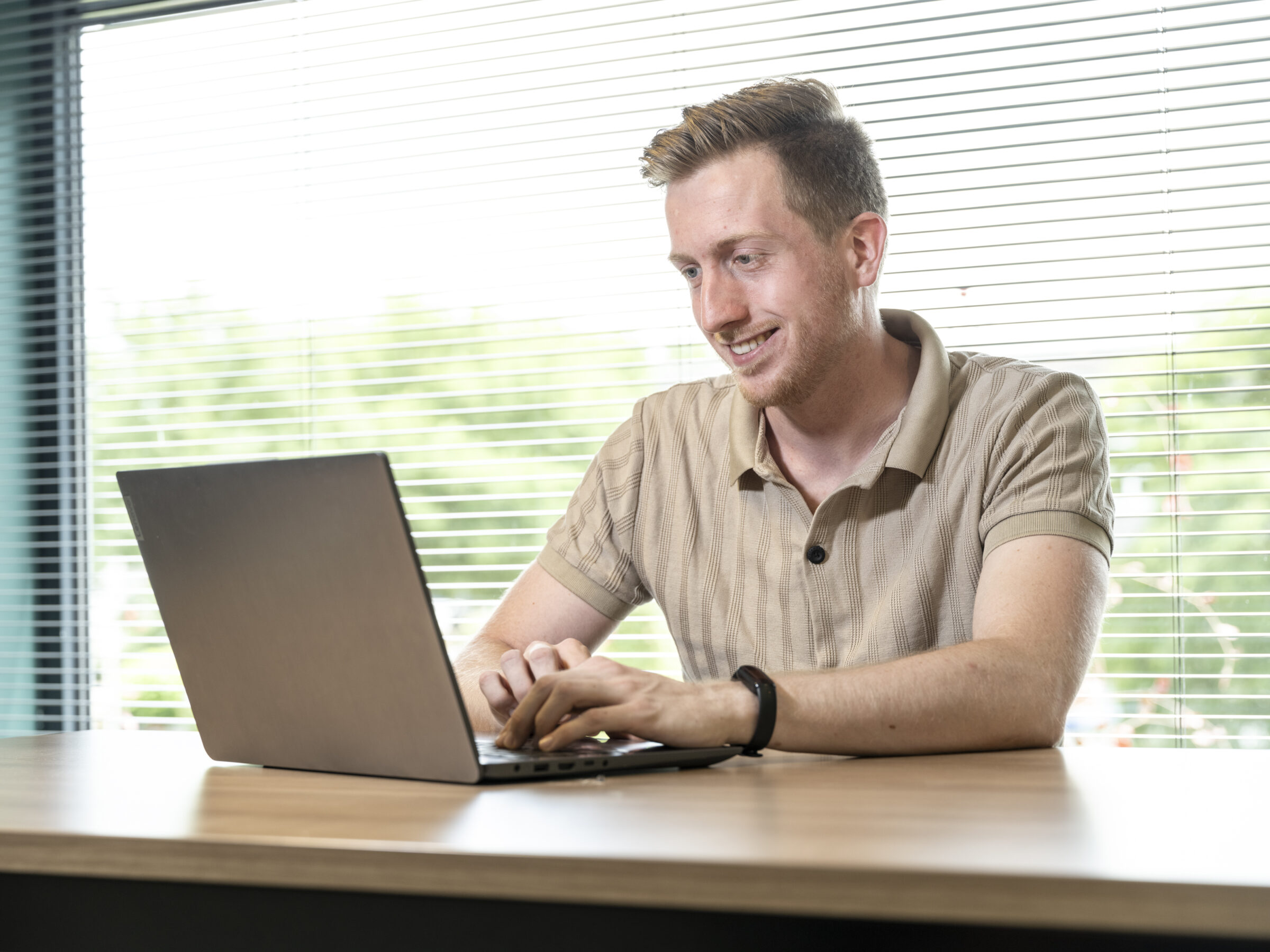 Gonect voert werkzaamheden uit achter laptop