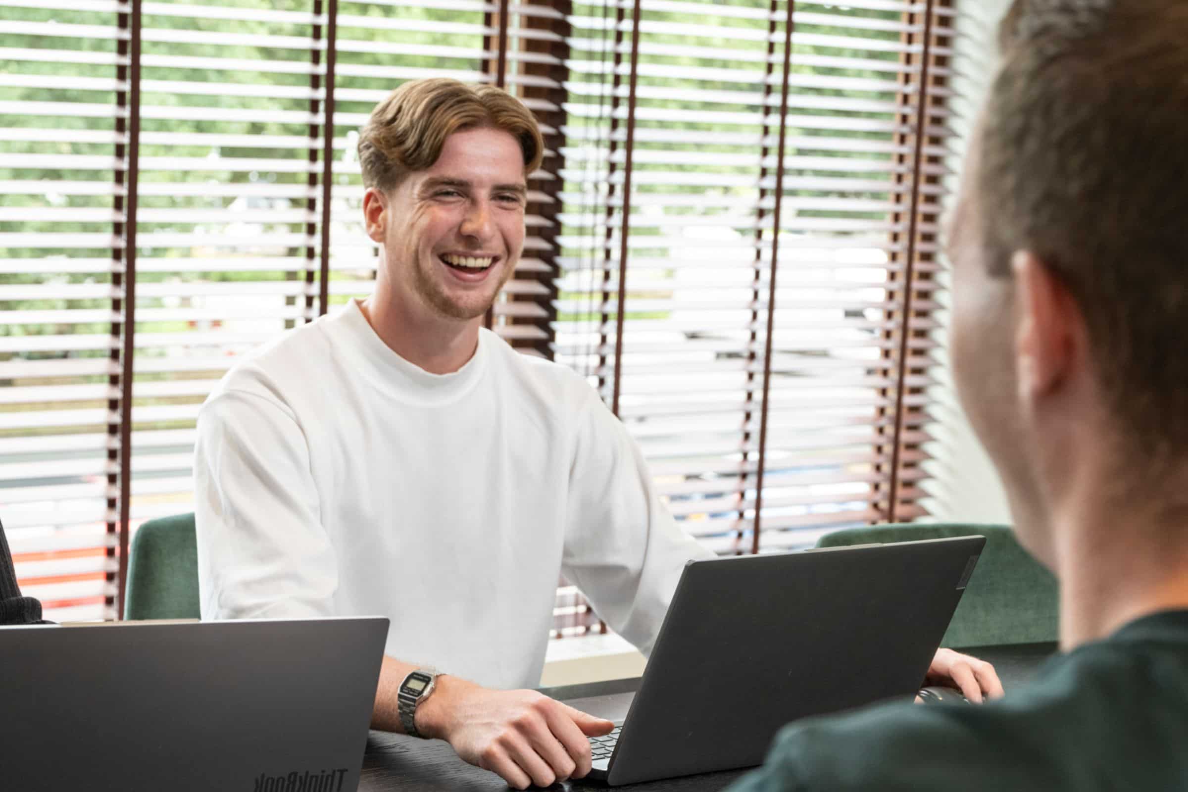 Julian Hendriks in meeting