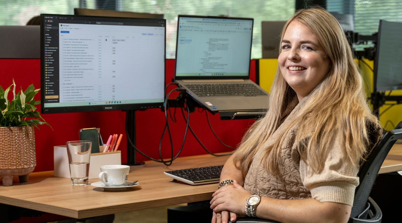 Manon Goossens achter haar bureau