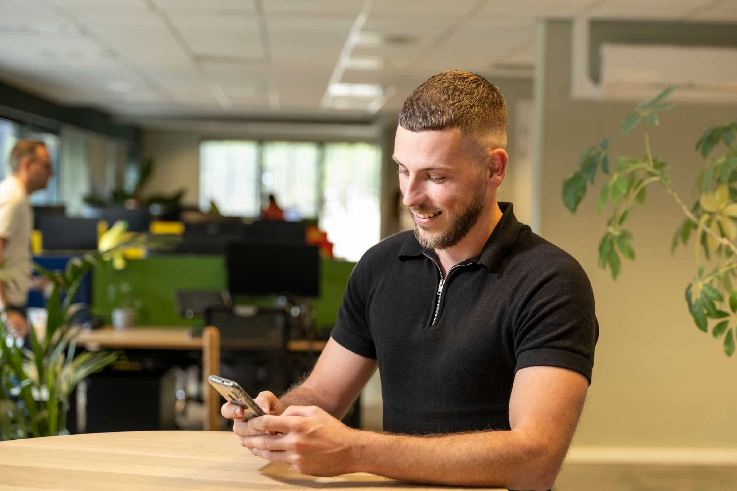 Mark Dreverman aan de telefoon