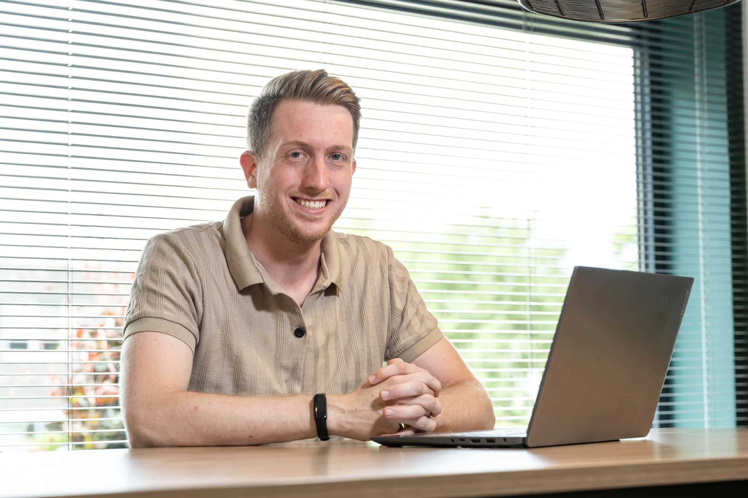 Willem van Duren achter laptop