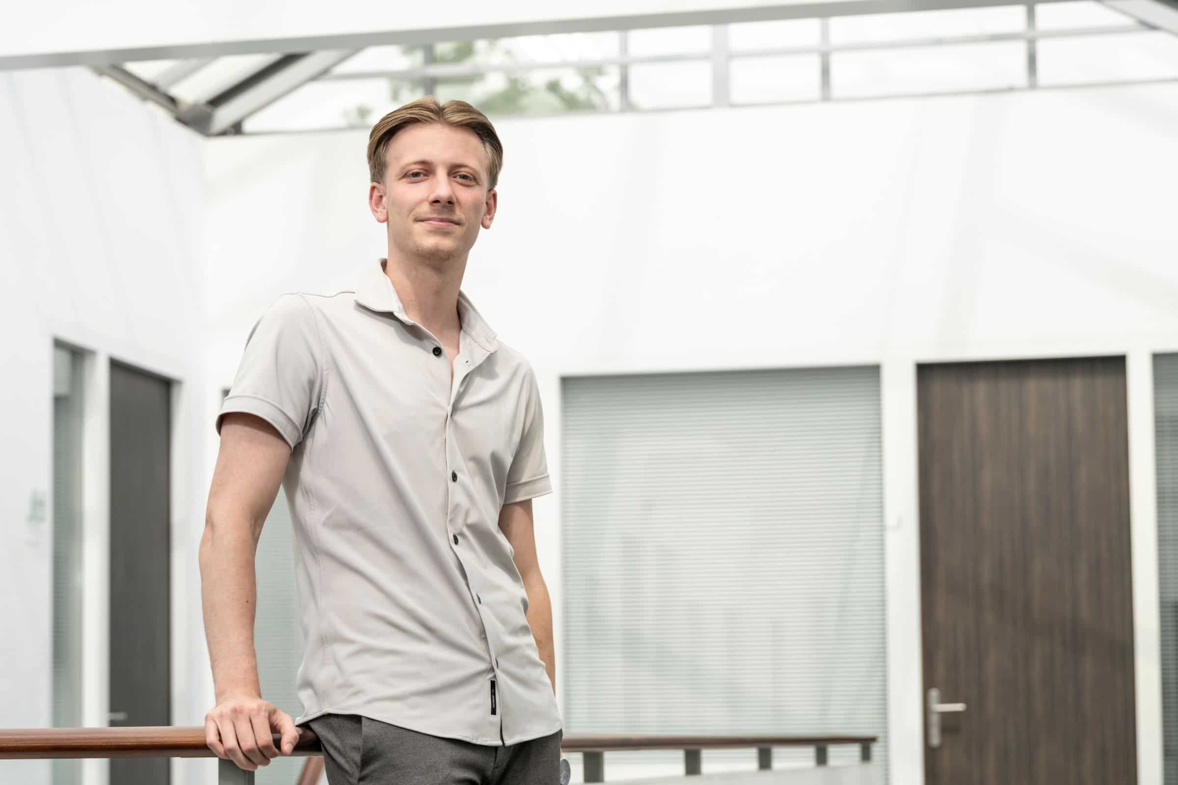Willem van der Zanden in de gang