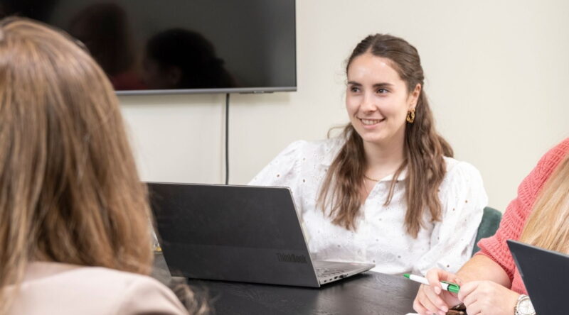 Kristy van Berlo in overleg